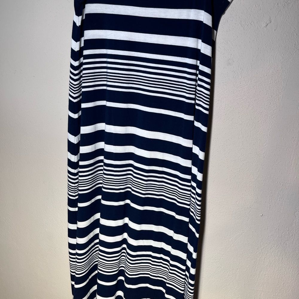 Roz&Ali Maxi skirt  Stiped Sz Woman 1X Bl& White Stretch knit